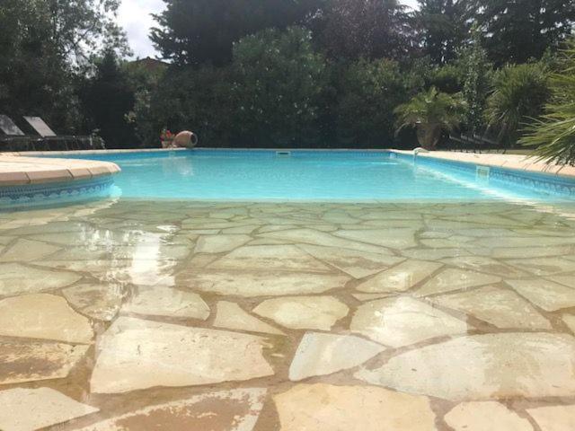 B&B Les Muscades Saint-Étienne-du-Grès Kültér fotó