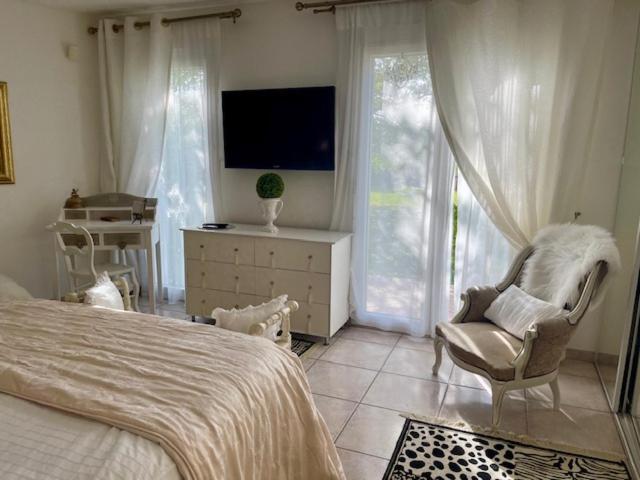 B&B Les Muscades Saint-Étienne-du-Grès Kültér fotó