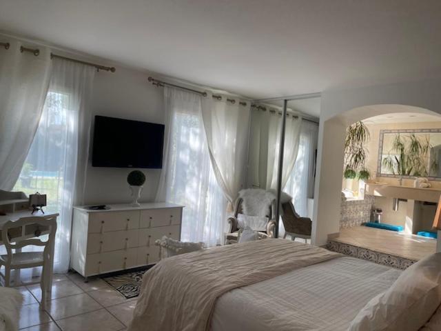 B&B Les Muscades Saint-Étienne-du-Grès Kültér fotó