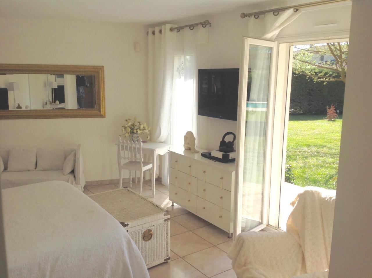 B&B Les Muscades Saint-Étienne-du-Grès Kültér fotó