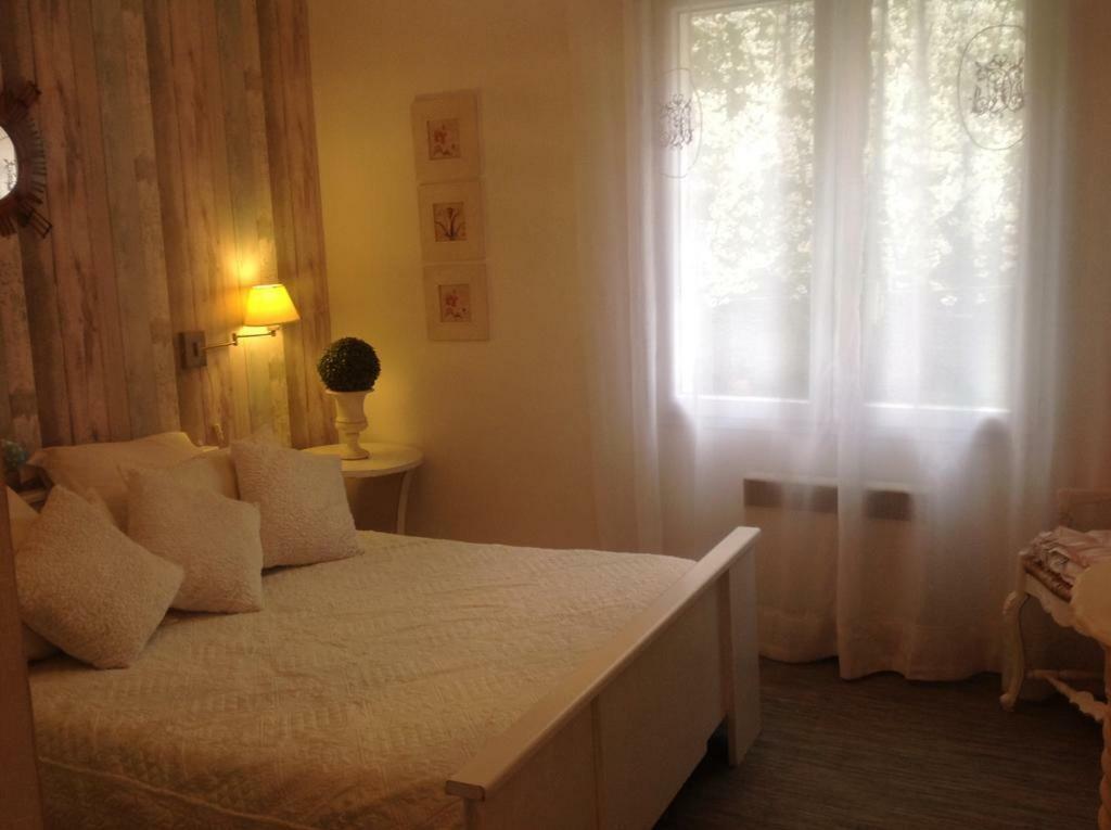B&B Les Muscades Saint-Étienne-du-Grès Kültér fotó